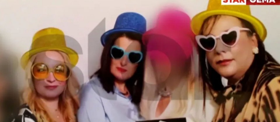 Σύμφωνα με το Star, αυτή είναι μια από τις τελευταίες φωτό των τριών γυναικών που βρήκαν τραγικό θάνατο στη Βιολάντα, ώρες πριν την τραγωδία στην πρωτοχρονιάτικη πίτα της εταιρείας