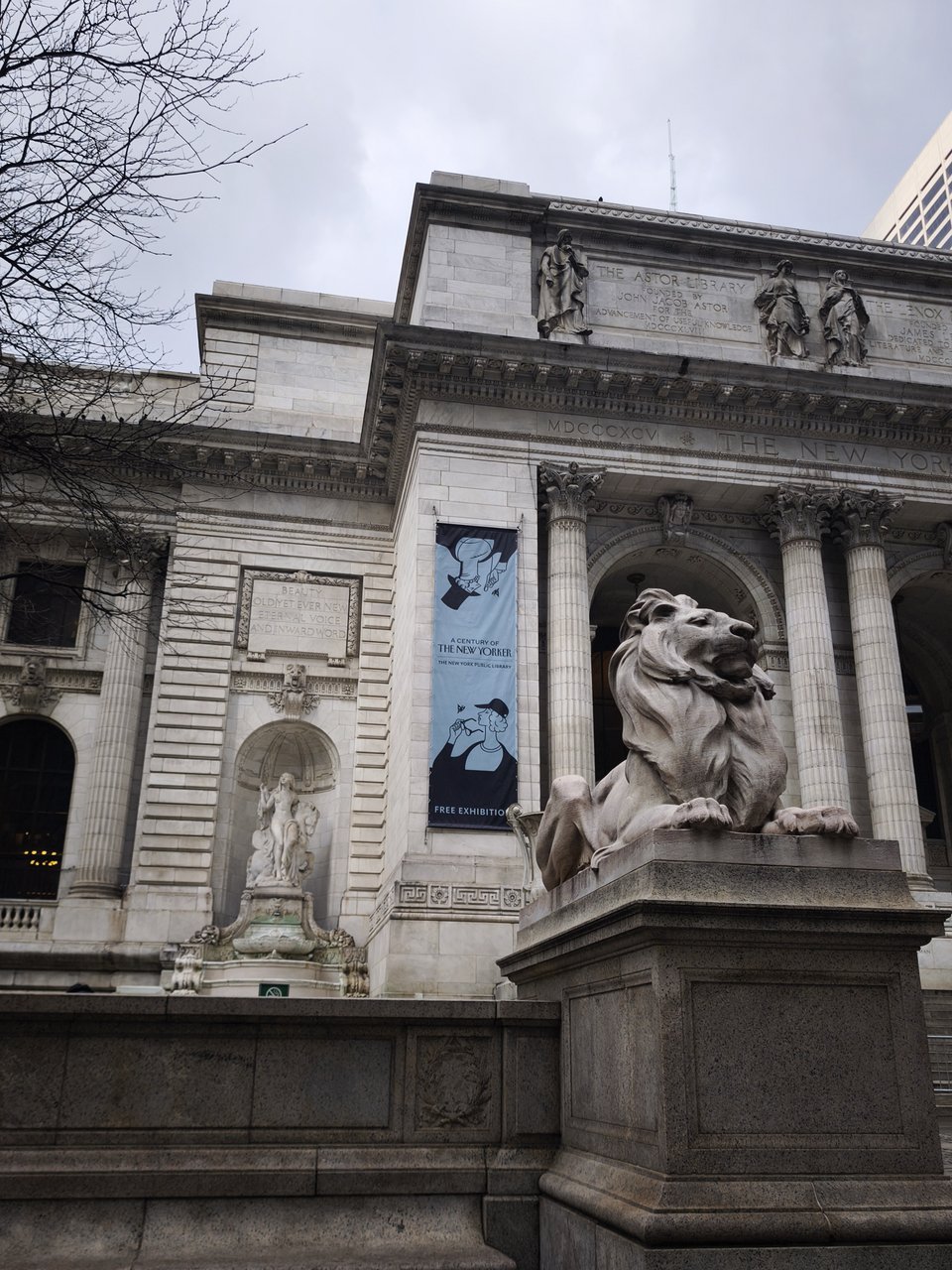 Η είσοδος της Δημόσιας Βιβλιοθήκης της Νέας Υόρκης με τη σήμανση για την έκθεση / Φωτογραφίες: iefimerida Κατερίνα Ι. Ανέστη