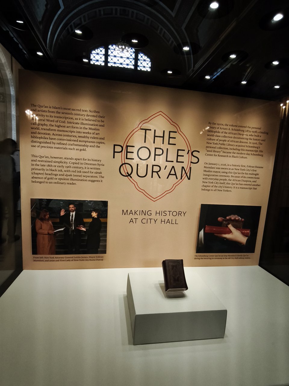 Έχει δημιουργηθεί ειδική προθήκη με το Κοράνι στο οποίο ορκίστηκε ο νέος δήμαρχος της Νέας Υόρκης