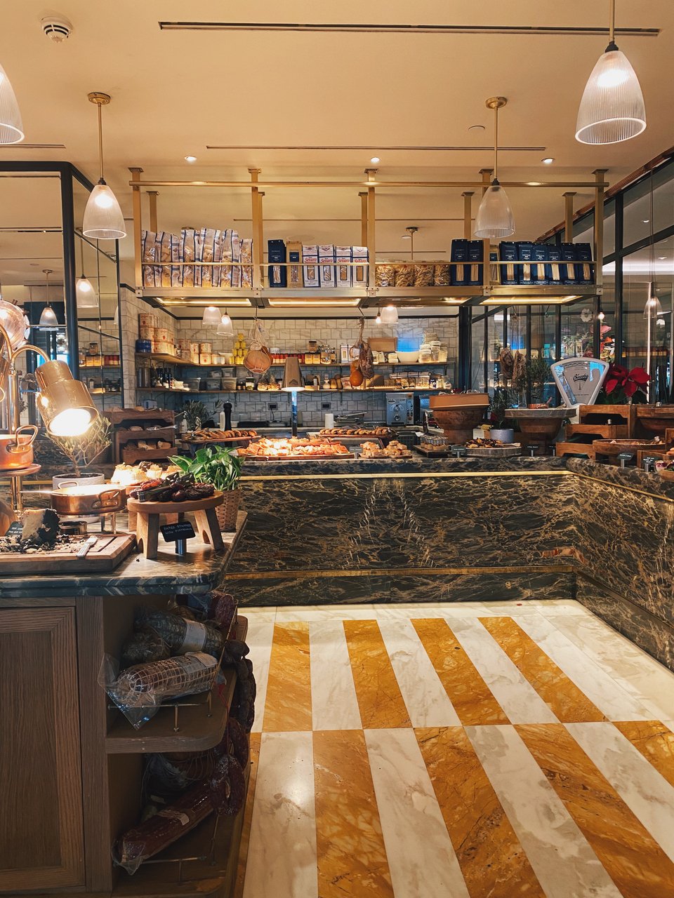 Ο βασικός μπουφές του Mercato / Φωτογραφία: Μάνος Λειβαδάρος / iefimerida