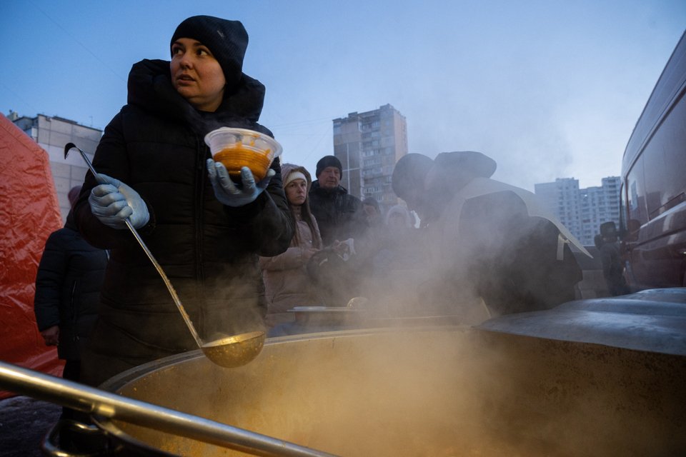 Ουκρανοί πολίτες παίρνουν φαγητό σε σισσίτιο του Κιέβου, κάτω από συνθήκες ψύχους / AP