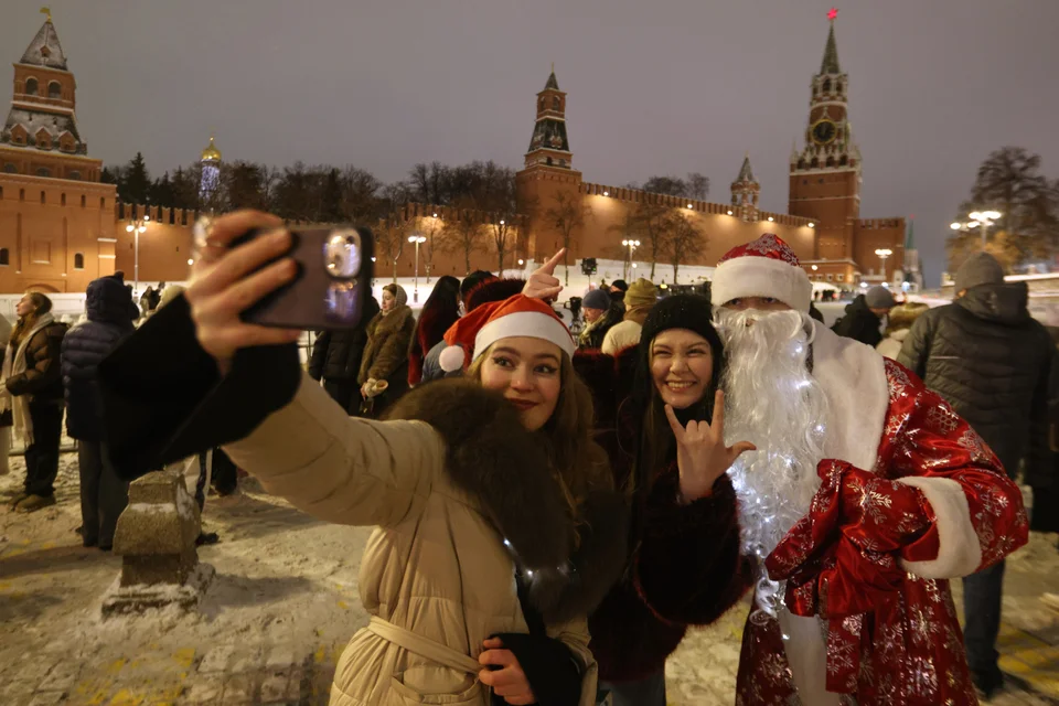 Selfie με τον «Πατερούλη Πάγο», τη ρωσική εκδοχή του Άη Βασίλη στην Κόκκινη Πλατεία της Μόσχας