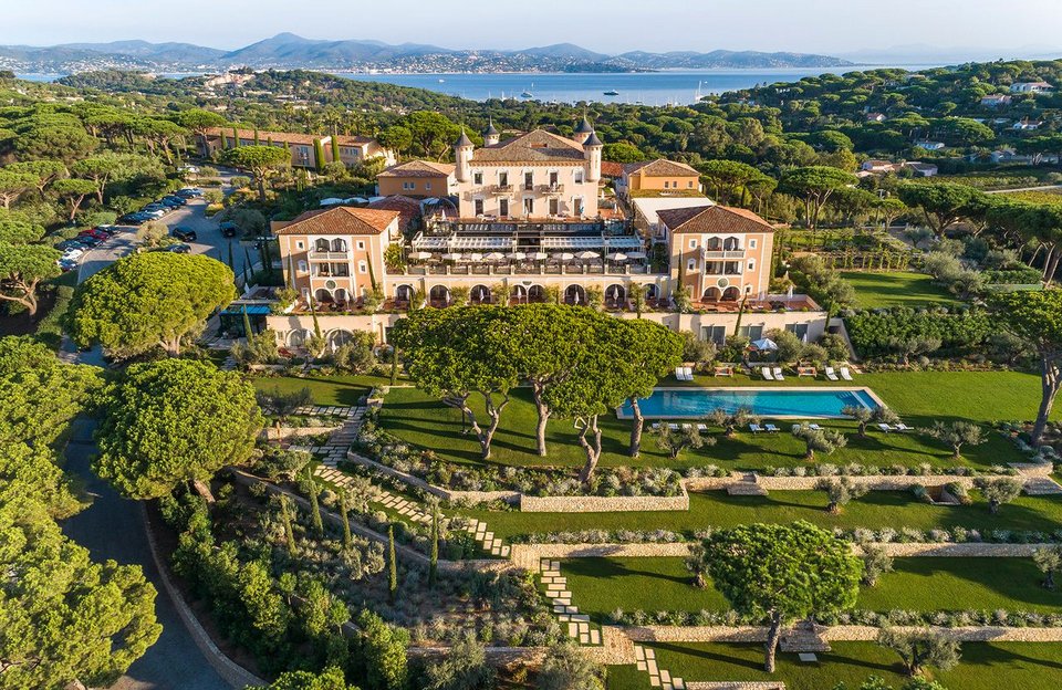 Η επιλογή έχει ήδη συμβολικό βάρος: ένα «κυριολεκτικό παλάτι που μετατράπηκε σε ξενοδοχείο», όπως περιγράφεται από τους δημιουργούς της σειράς, σε έναν από τους πιο φορτισμένους τόπους ευρωπαϊκής κοσμικότητας / FACEBOOK