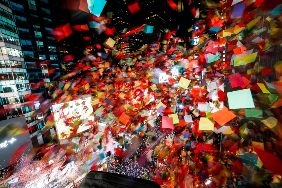 Τόνοι κονφετί στην Times Square της Νέας Υόρκης για το 2026