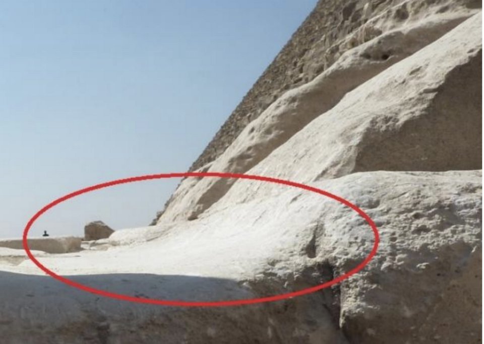  Η Μέθοδος Σχετικής Διάβρωσης του Ντονίνι εκτίμησε την ηλικία της πυραμίδας συγκρίνοντας το μέγεθος της διάβρωσης που παρατηρήθηκε στις πέτρες που εκτέθηκαν από την κατασκευή τους με κοντινές πέτρες των οποίων ο χρόνος έκθεσης είναι γνωστός. / Φωτογραφίες:  Donini, A. (2026) 