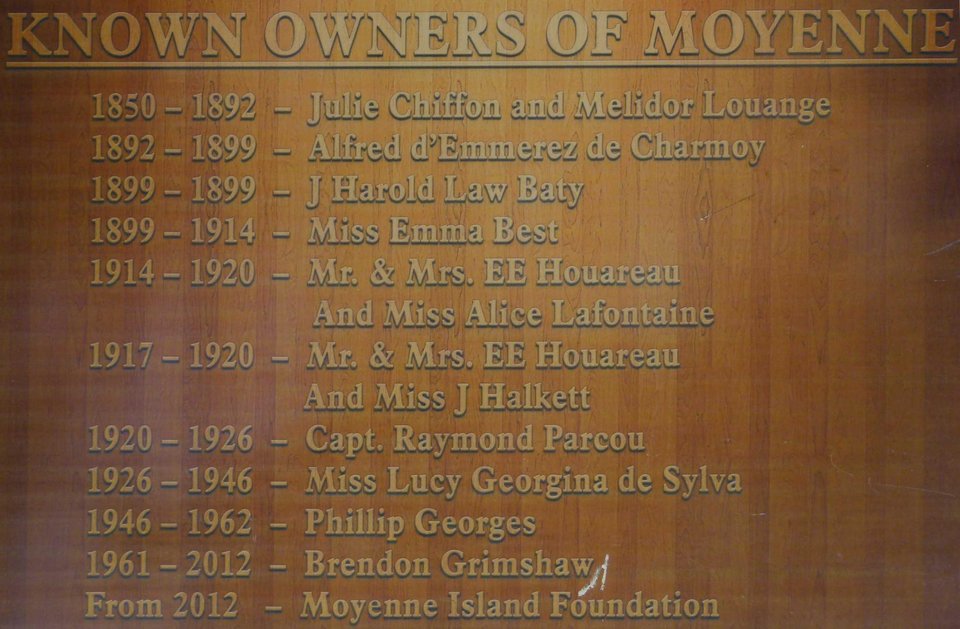 Πίνακας με τους ιδιοκτήτες του Moyenne / Φωτογραφία: Wikipedia