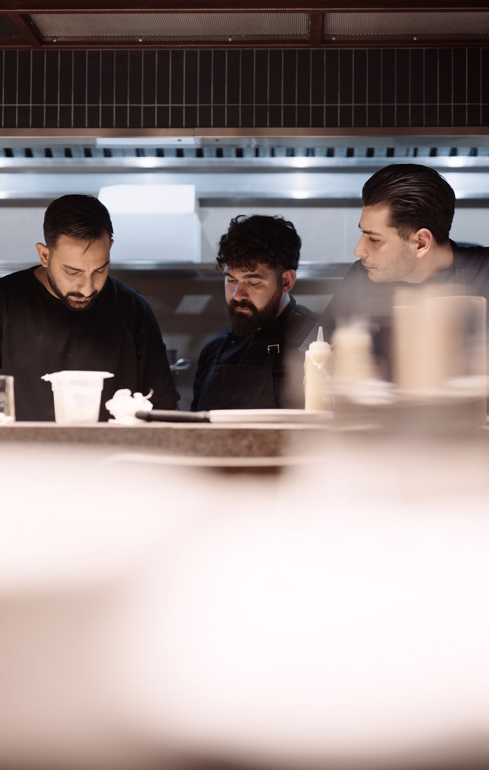 Αριστερά, ο head chef στο Thirio Χρήστος Νυδριώτης  / Φωτογραφία: Πάνος Ηλιόπουλος