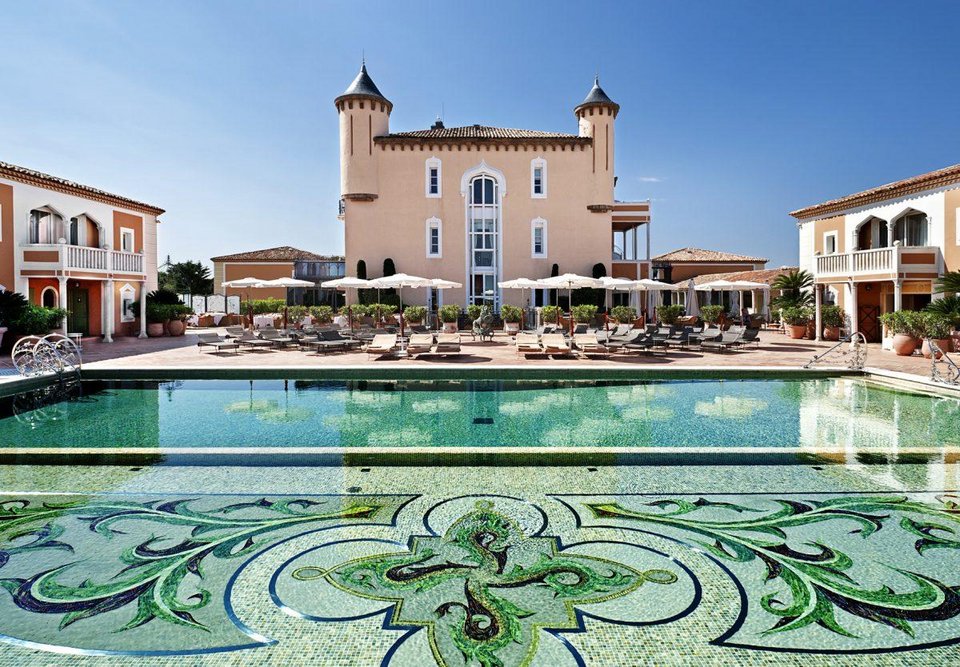 Η εξωτερική πισίνα