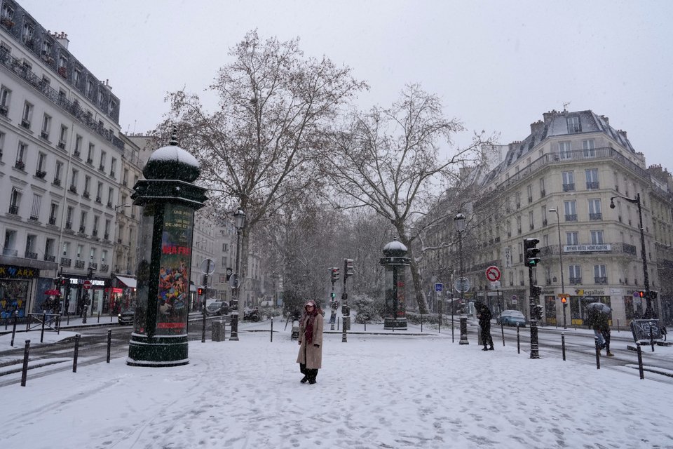 Χιονισμένη η λεωφόρος Πιγκάλ στους πρόποδες της Μονμάρτης στο Παρίσι / AP