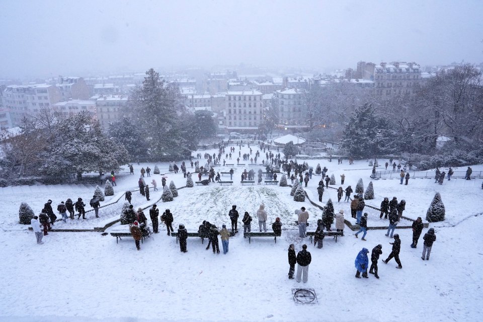 Η θέα του χιονισμένου Παρισιού από το ναό της Σακρ Κερ στη Μονμάρτη / AP