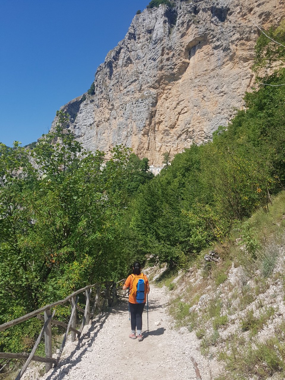 Μέσα σε τρία χρόνια, περισσότερα από 10.000 άτομα έχουν περπατήσει αυτά τα μονοπάτια, τα οποία περνούν από ελάχιστα γνωστά αλλά ιστορικά καθοριστικά θρησκευτικά κέντρα, μακριά από τις ουρές και τη φασαρία της Ρώμης / INSTAGRAM