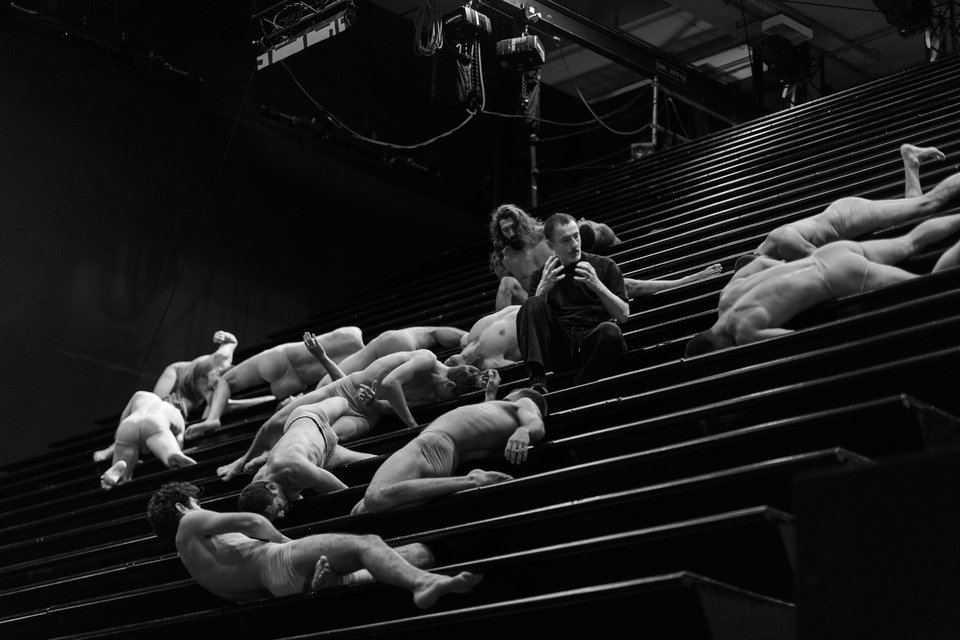 "Ένας από τους λόγους λοιπόν που ήθελα να κάνω αυτό το έργο ήταν για να το καθαρίσω από τις βλακείες του παρελθόντος και να αφήσω να λάμψει η κεντρική του ιδέα, για την οποία είμαι περήφανος. Αλλά και για να συνεργαστώ επιτέλους με τον Θόδωρο Κουρεντζή που κυνηγιόμαστε χρόνια". / Φωτογραφία Julian Mommert