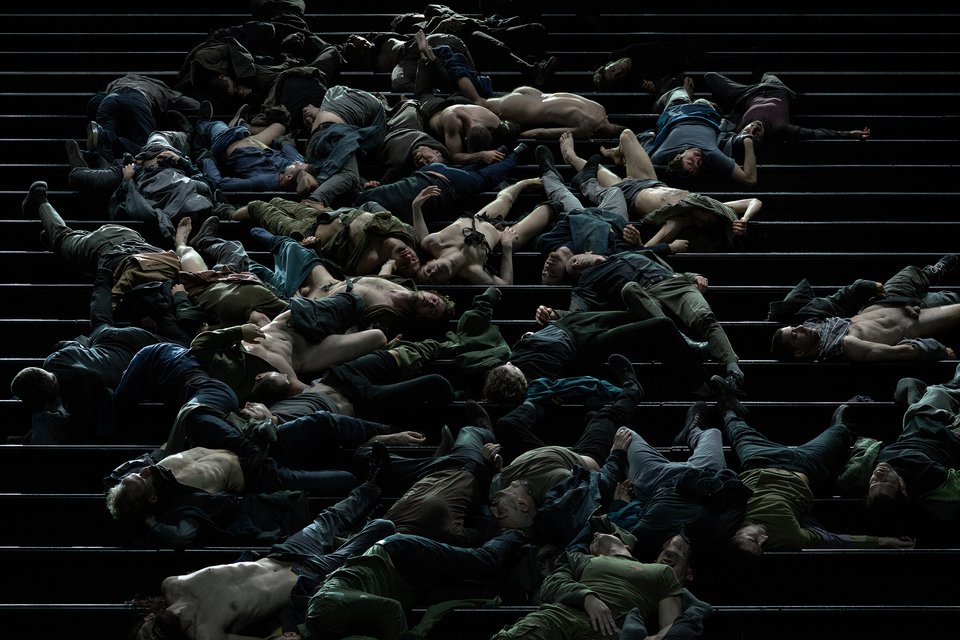 "Το έργο μιλάει για την ανθρώπινη πτώση. Για το αναπόφευκτο του θανάτου. Και σε πολύ λίγα σημεία μπορεί κανείς να υποψιαστεί ότι πρόκειται για μια ανταλλαγή αίματος η οποία προκαλεί αυτό τον θάνατο" / Φωτογραφία Julian Mommert