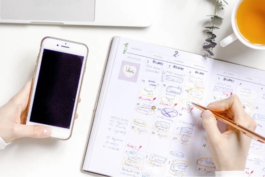 Κάθε λίγους μήνες, μια νέα τάση αυτοβελτίωσης κατακλύζει το TikTok. Οι περισσότερες περνούν γρήγορα και αφήνουν πίσω τους ελάχιστο ουσιαστικό αποτύπωμα. Κάποιες είναι πρόχειρες ή ακόμη και επιζήμιες / SHUTTERSTOCK