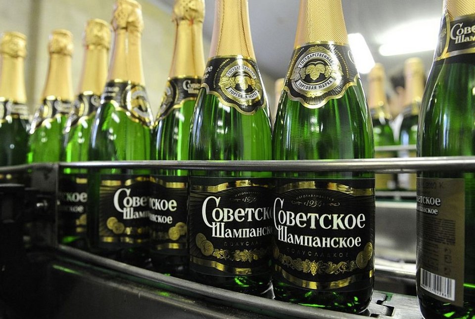 Η επιλογή δεν ήταν τυχαία: ο Στάλιν καταγόταν από τη Γεωργία, μια περιοχή με την αρχαιότερη οινική παράδοση στον κόσμο, και διατηρούσε προσωπική εκτίμηση στο κρασί και στα γλυκά αφρώδη ποτά / WIKIPEDIA