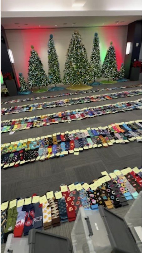 Οι θαυμαστές του άρχισαν να του στέλνουν κάλτσες στο σπίτι: με μοτίβα από παιδικούς κόμικ ήρωες, φαγητά του πρωινού, ακόμη και ζευγάρια τυπωμένα με το πρόσωπό του / INSTAGRAM