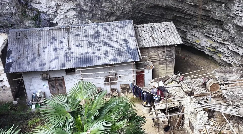 Tο απομονωμένο σπίτι του Γιανγκ σε σπηλιά, χαμηλά, κάτω από έναν απότομο βράχο / Qingyunji 