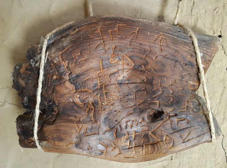 Ένα από τα πιο πρώιμα ευρήματα που αναφέρονται είναι η ξύλινη πινακίδα του Δισπηλιού, από νεολιθικό λιμναίο οικισμό στην Ελλάδα, ραδιοχρονολογημένη πριν από το 5000 π.Χ. / WIKIPEDIA