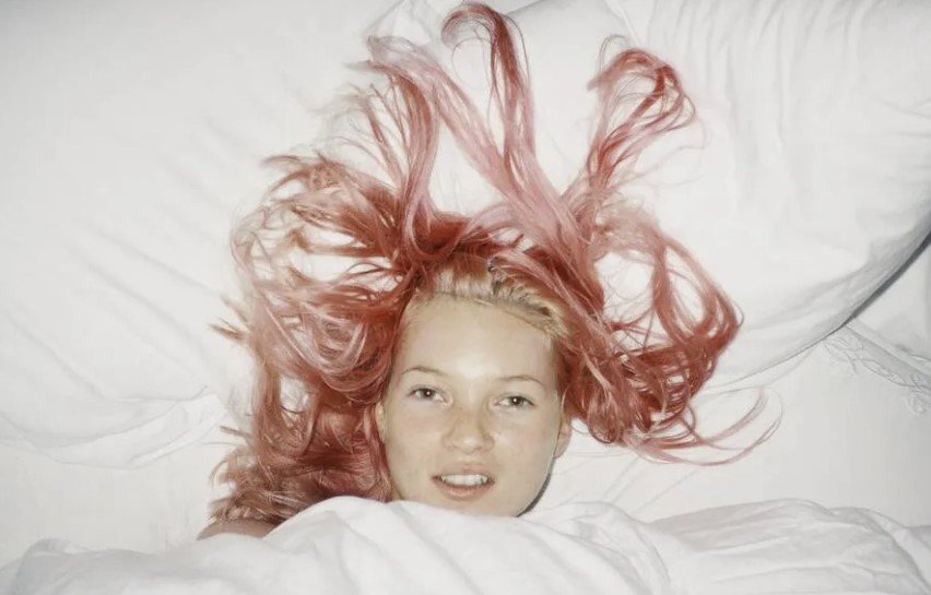 Η Tate Britain ετοιμάζει την έκθεση «The 90s» (1 Οκτωβρίου 2026 - 14 Φεβρουαρίου 2027), μια blockbuster αφήγηση για βρετανική τέχνη, μόδα, φωτογραφία και ποπ κουλτούρα / INSTAGRAM