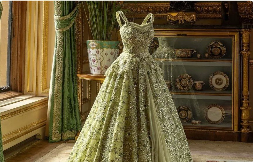 Στο Λονδίνο, η βρετανική μοναρχία γίνεται αφήγηση στιλ στην έκθεση «Queen Elizabeth II: Her Life in Style» στο The King’s Gallery, Buckingham Palace (10 Απριλίου - 18 Οκτωβρίου 2026) / INSTAGRAM