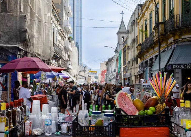 Eξαιρετικό φαγητό και ποτό, ενδιαφέρουσα τέχνη και κουλτούρα και —ίσως το πιο δύσκολο να μετρηθεί— μια γενικότερη αίσθηση ότι «εκεί συμβαίνει κάτι», ότι ο δρόμος δεν είναι σκηνικό αλλά ενεργός οργανισμός / INSTAGRAM 