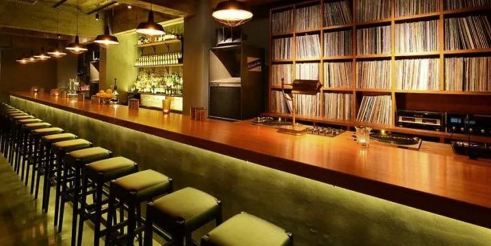 Μέλη της Gen Z εγκαταλείπουν τις πίστες χορού και στρέφονται στα λεγόμενα listening bars: σκοτεινούς, ήσυχους χώρους με δερμάτινους καναπέδες, προσεκτικά στημένα ηχοσυστήματα και συλλογές βινυλίων που παίζονται από την αρχή ως το τέλος / SHUTTERSTOCK