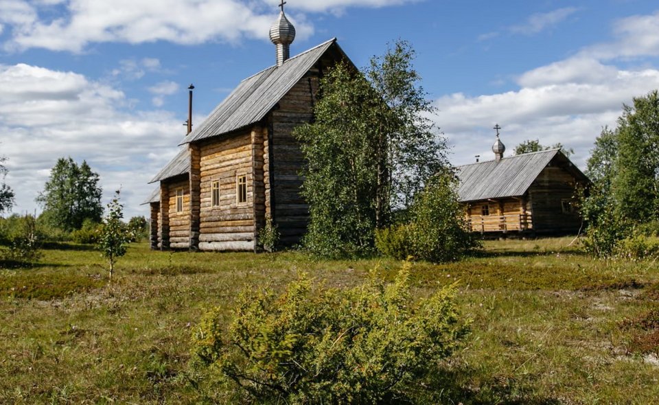 Ψάχνοντας σημείο για προσγείωση ελικοπτέρου στα απότομα υψώματα και στα δασωμένα φαράγγια των δυτικών Σαγιάν, ο πιλότος είδε από ψηλά κάτι σαν κήπο, περίπου 150 μίλια από τον κοντινότερο οικισμό. Κατεβαίνοντας όσο μπορούσε, διέκρινε ένα σπίτι / WIKIPEDIA