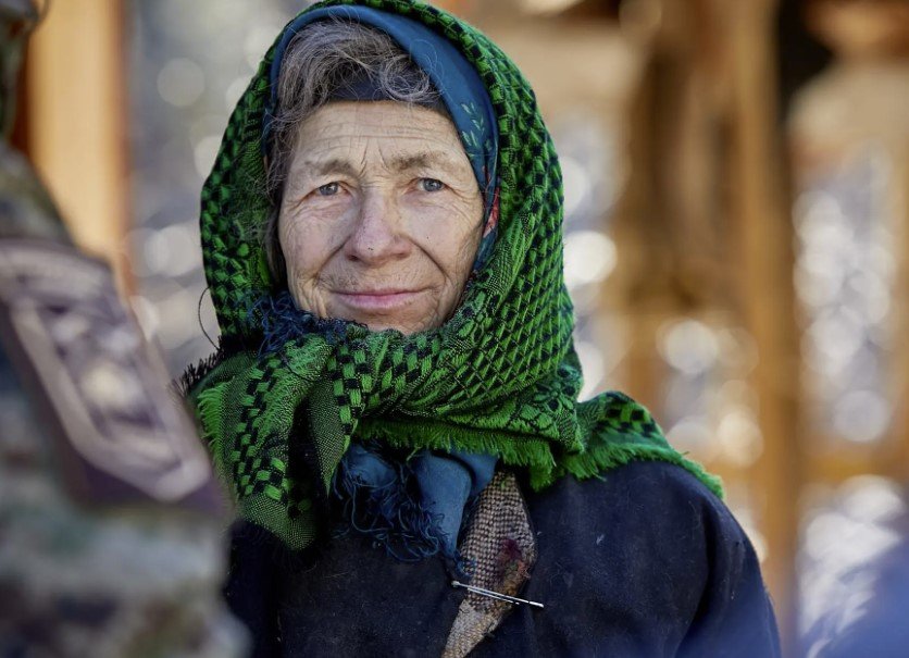 Η ίδια η Αγάφια, σε τηλεοπτική συνέντευξη για τα γενέθλιά της το 2013, μιλούσε με μια τραχιά, «ψευδιστική» χροιά και μια χαρούμενη ασυμμετρία. Έδειχνε περίπου όσο «μια συνηθισμένη εβδομηντάχρονη», ίσως και πιο ευδιάθετη από πολλές, παρότι συνέχιζε να κινείται με σκι για να παίρνει νερό από τρύπα στον πάγο / YOUTUBE