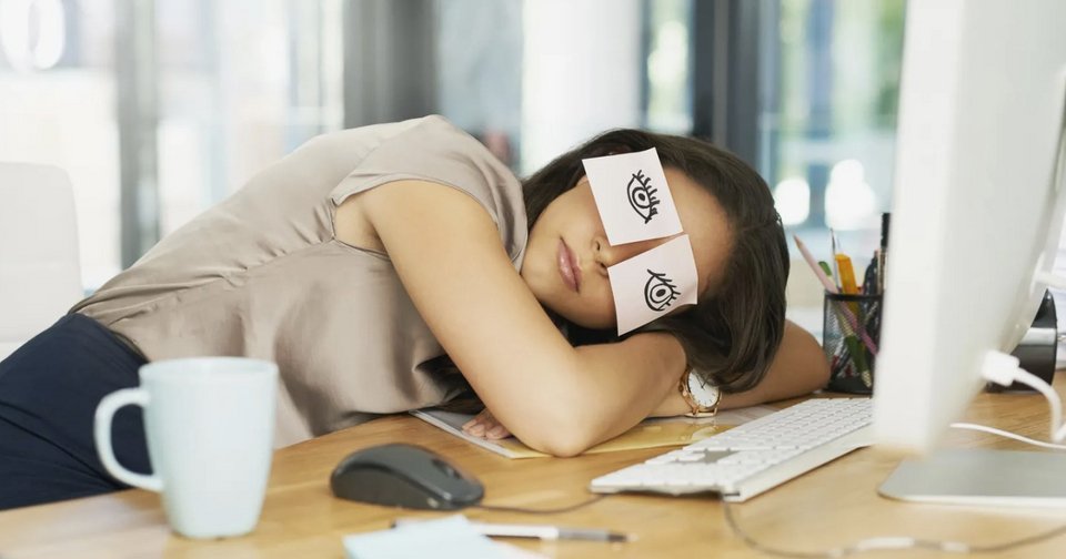 Η κούραση που δεν φεύγει με έναν καφέ, το «χάσιμο» τα πρωινά της δουλειάς και η αίσθηση ότι το σώμα σου λειτουργεί σε άλλο ωράριο από τις υποχρεώσεις σου δεν είναι πάντα θέμα τεμπελιάς ή έλλειψης πειθαρχίας / ISTOCK 