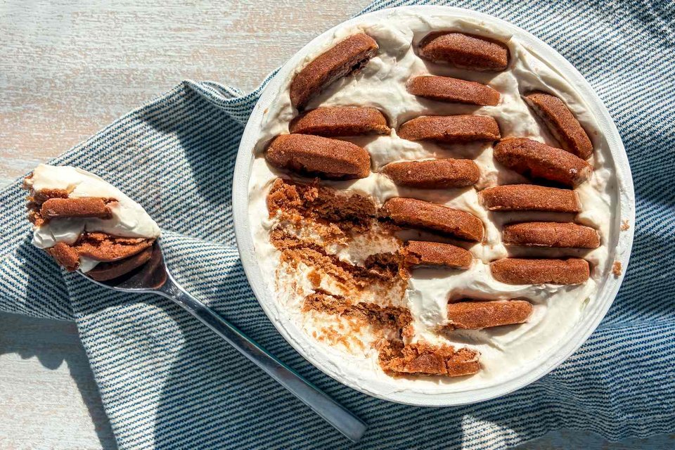 Η βάση είναι εξοργιστικά απλή: στραγγιστό ελληνικό - μόνο ελληνικό! -  γιαούρτι και μπισκότα. Τα «σπρώχνεις» μέσα στο κεσεδάκι ή σε ένα βαζάκι, το αφήνεις στο ψυγείο για 12 ώρες (ή περισσότερο) και υποτίθεται ότι την επόμενη μέρα έχεις ένα γλυκό με υφή… cheesecake / ΤΙΚΤΟΚ