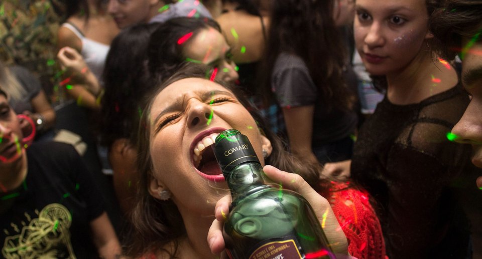 Πότε έρχεται η «σωστή στιγμή» για να αρχίσει ένα παιδί να βγαίνει μόνο του το βράδυ; Είναι ένα ερώτημα που διχάζει, γιατί δεν υπάρχει ένας κανόνας που να ισχύει για όλους / SHUTTERSTOCK