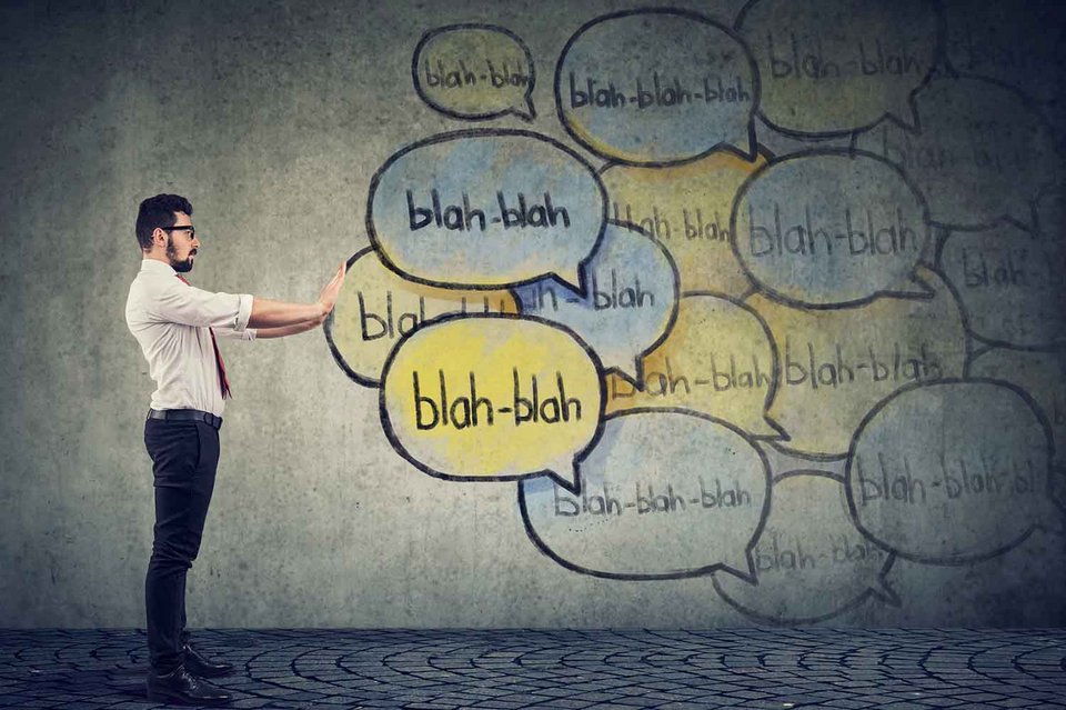 Η υπερπροσφορά χαμηλής ποιότητας πληροφορίας έχει μετατρέψει το διαδίκτυο από εργαλείο γνώσης σε πεδίο θορύβου, σύγχυσης και ψυχολογικής κόπωσης / SHUTTERSTOCK