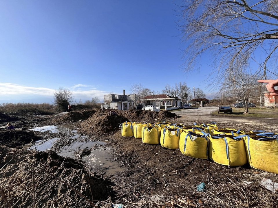 «Αντικατάσταση του χώματος σε έκταση 50 τετραγωνικών μέτρων, γιατί ήταν γεμάτη από μπάζα και καμμένα σκουπίδια και χρειάζεται ολική αντικατάσταση και εμπλουτισμός ώστε το έδαφος να είναι κατάλληλο για καλλιέργεια»
