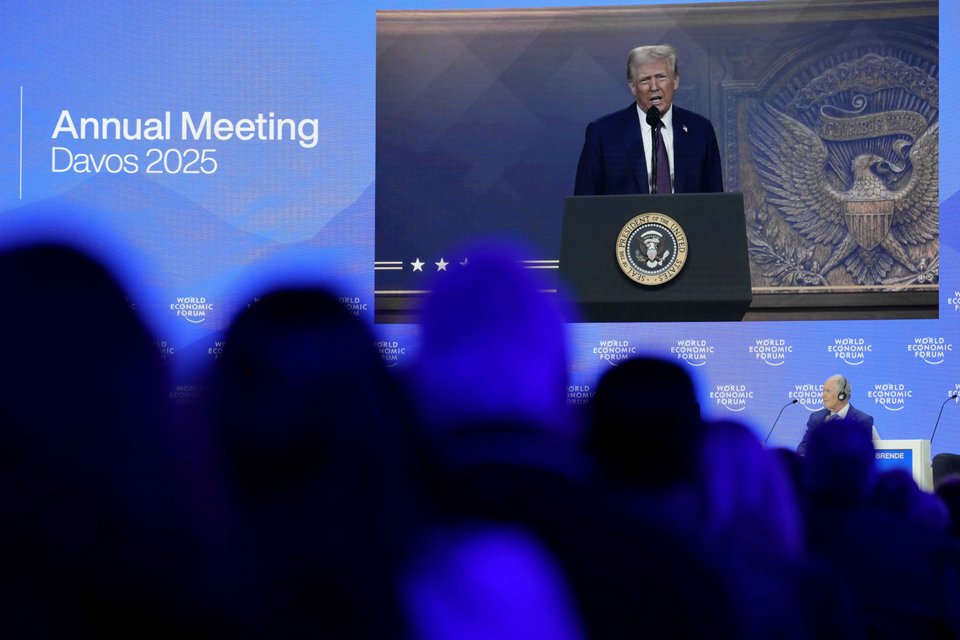 Παρέμβαση μέσω τηλεδιάσκεψης έκανε στο Νταβός το 2025 ο Ντόναλντ Τραμπ / AP 