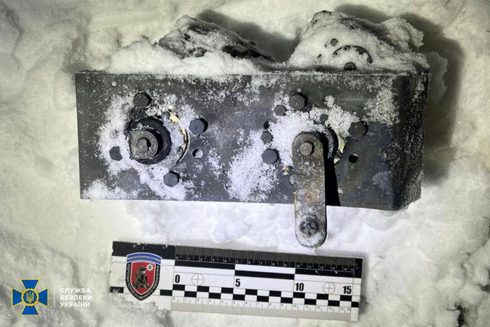 Θραύσμα του ρωσικού βαλλιστικού πυραύλου με τον οποίο η Ρωσία χτύπησε το Λβιβ της Ουκρανίας / Ukrainian Security Service via AP