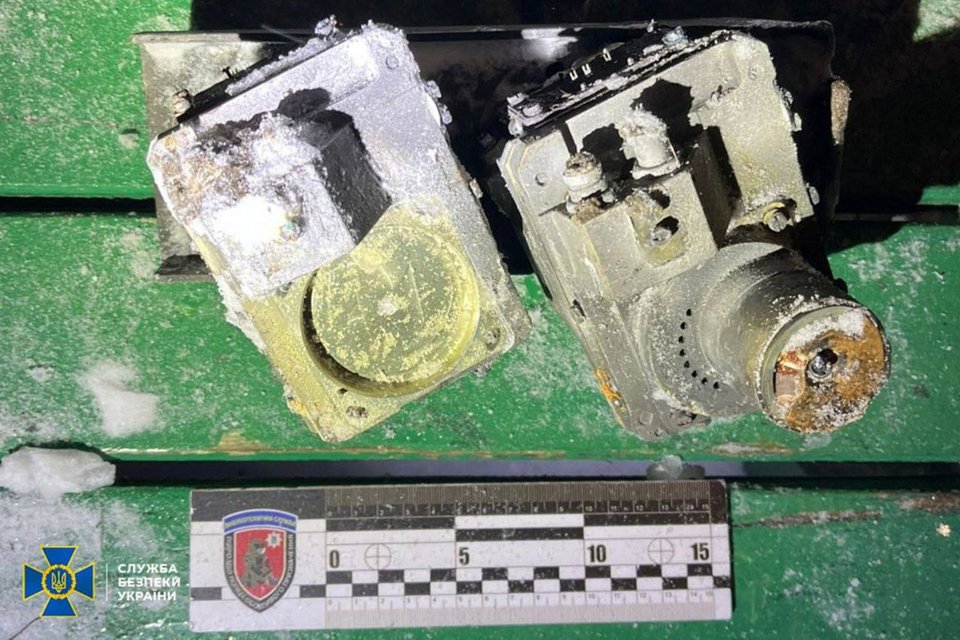 Θραύσμα του ρωσικού βαλλιστικού πυραύλου με τον οποίο η Ρωσία χτύπησε το Λβιβ της Ουκρανίας / Ukrainian Security Service via AP