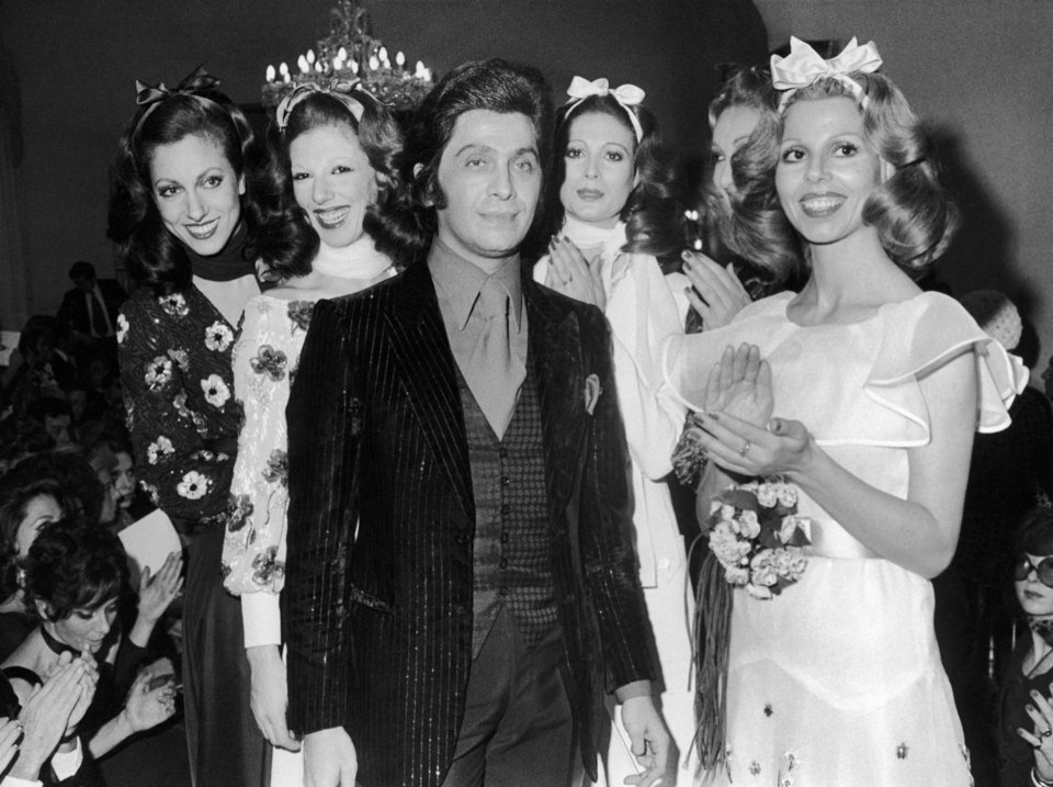 Ο Βαλεντίνο περιτριγυρισμένος από μοντέλα στη Ρώμη, τη δεκαετία του '60 / AP