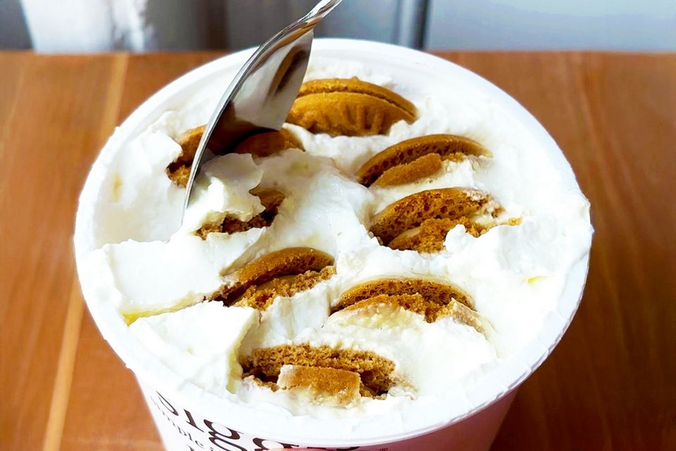 Η ιδέα απογειώθηκε προ ημερών, στις 7 Ιανουαρίου, όταν ο TikToker Stan Fukase (@worldofxtra) ανέβασε ένα βίντεο όπου δοκιμάζει την τεχνική με coconut sables, ένα είδος γαλλικού μπισκότου, και αντιδρά σαν να ανακάλυψε... πυρηνική σύντηξη στην κουζίνα του / ΤΙΚΤΟΚ