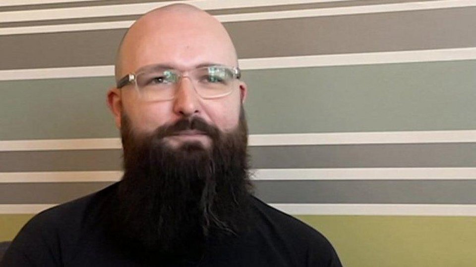 «Είναι πολλά ψέματα, πολύς έλεγχος και πολύς φόβος» λέει για τα παιδικά και εφηβικά του χρόνια στους Plymouth Brethren Christian Church, μια μυστικοπαθή ευαγγελική οργάνωση με παρουσία στο Ηνωμένο Βασίλειο / FACEBOOK  