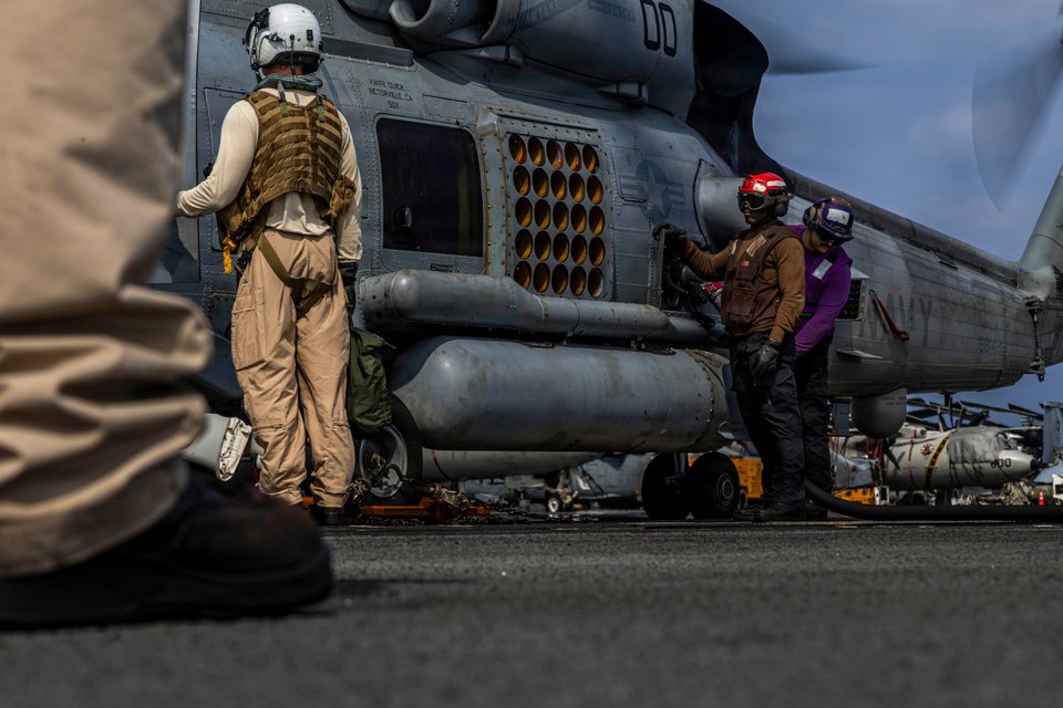 Ελικόπτερο πάνω στο αμερικανικό αεροπλανοφόρο USS Abraham Lincoln / Mass Communication Specialist Seaman Daniel Kimmelman, U.S. Navy via AP