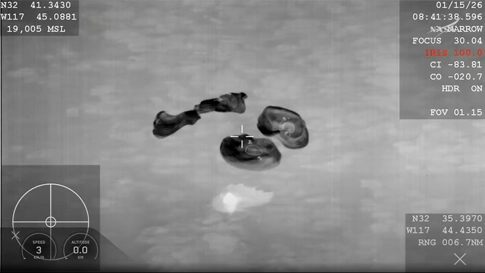 Τέσσερα αερόστατα άνοιξαν προκειμένου να προσθαλασσωθεί ήπια η κάψουλα στη θάλασσα