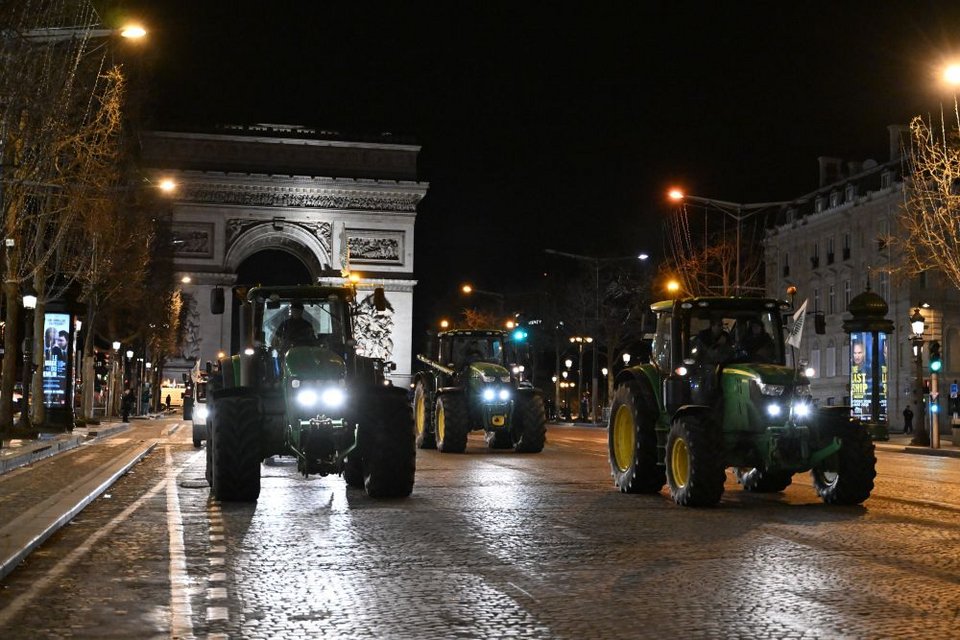 Γάλλοι αγρότες έφεραν σήμερα τρακτέρ μέσα στο Παρίσι για δεύτερη φορά σε διάστημα μιας εβδομάδας για να διαμαρτυρηθούν εναντίον της εμπορικής συμφωνίας ΕΕ-Mercosur.