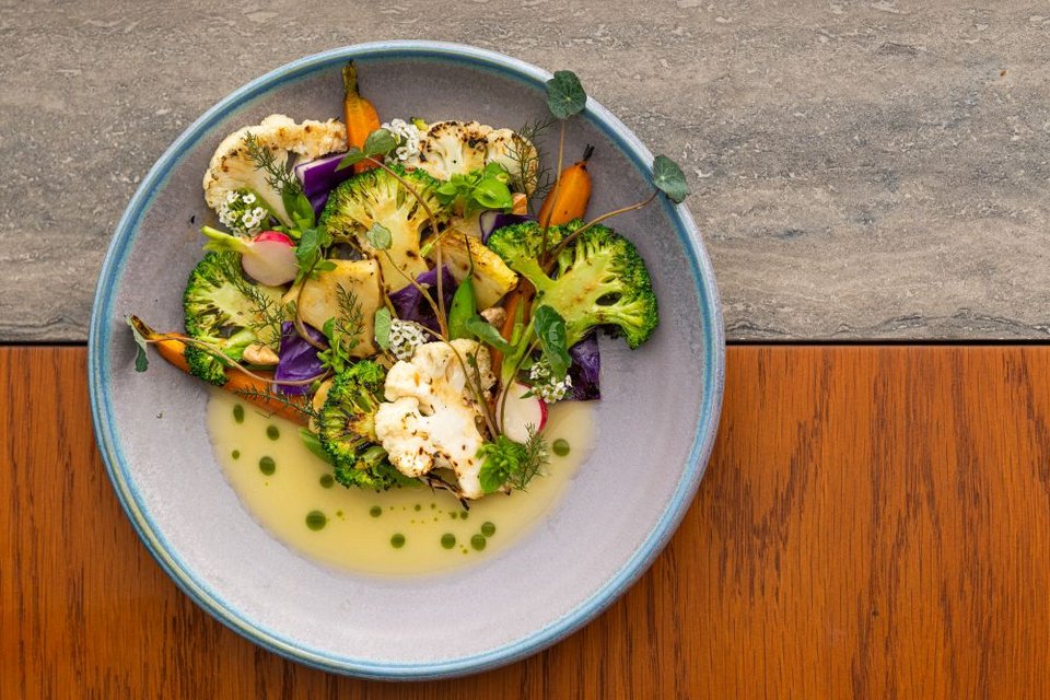 Τα πιάτα σερβίρονται σε custom κεραμικά του MudLab, σχεδιασμένα ειδικά για το Amphibian