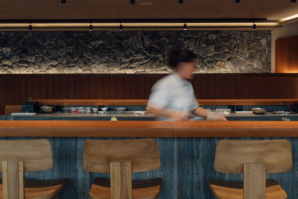 Η ανοιχτή κουζίνα φέρνει τη διαδικασία της δημιουργίας στο προσκήνιο, μετατρέποντας το μαγείρεμα σε μέρος της εμπειρίας