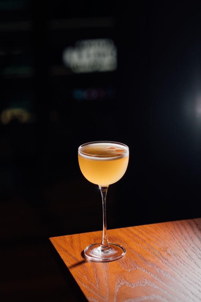 Καθώς η ημέρα φτάνει στο τέλος της και έρχεται το βράδυ, το εστιατόριο και το αυτόνομο rooftop bar αλλάζουν vibes