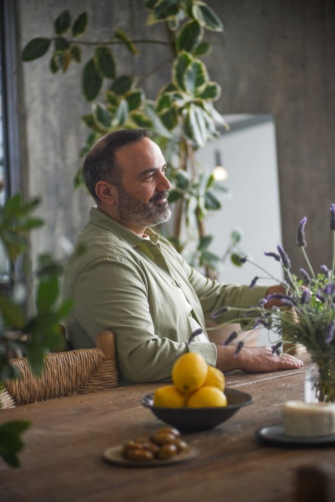 «Χωρίς την προσδοκία της αγάπης, της συγκίνησης και της ευφορίας που θα προκαλέσουμε από ένα φαγητό, χωρίς την πανάρχαιη διάθεση της ελληνικής φιλοξενίας, τι θα κάναμε με τα τηγάνια και τις κατσαρόλες μας;»