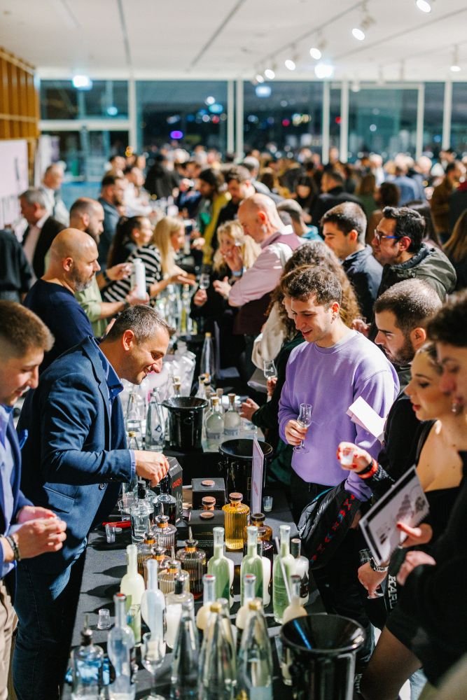 Παραγωγοί θα παρουσιάσουν νέες δηµιουργίες τους, αλλά και ποτά που ξεχωρίζουν για τις καινοτοµίες τους, όπως για παράδειγµα τσίπουρο αρωµατισµένο µε µαστίχα και τσίπουρο παλαιωµένο σε βαρέλια ελληνικής καστανιάς