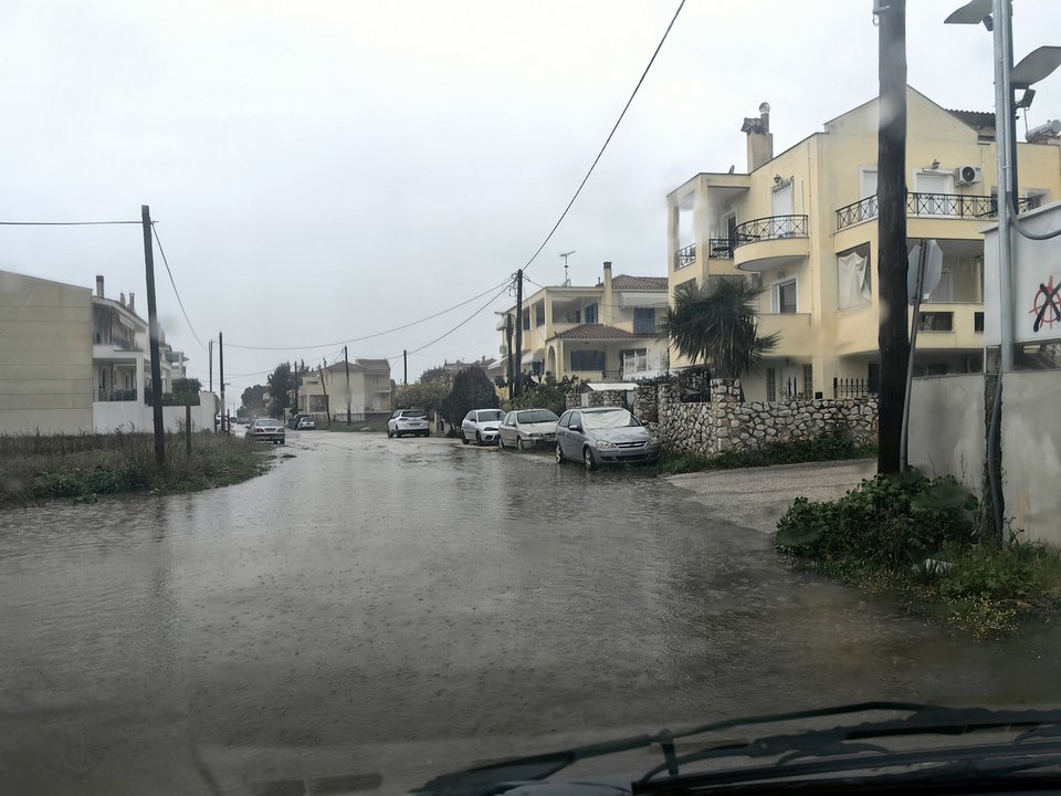 Πλημμυρισμένος δρόμος στο Ναύπλιο / ΑΠΕ-ΜΠΕ