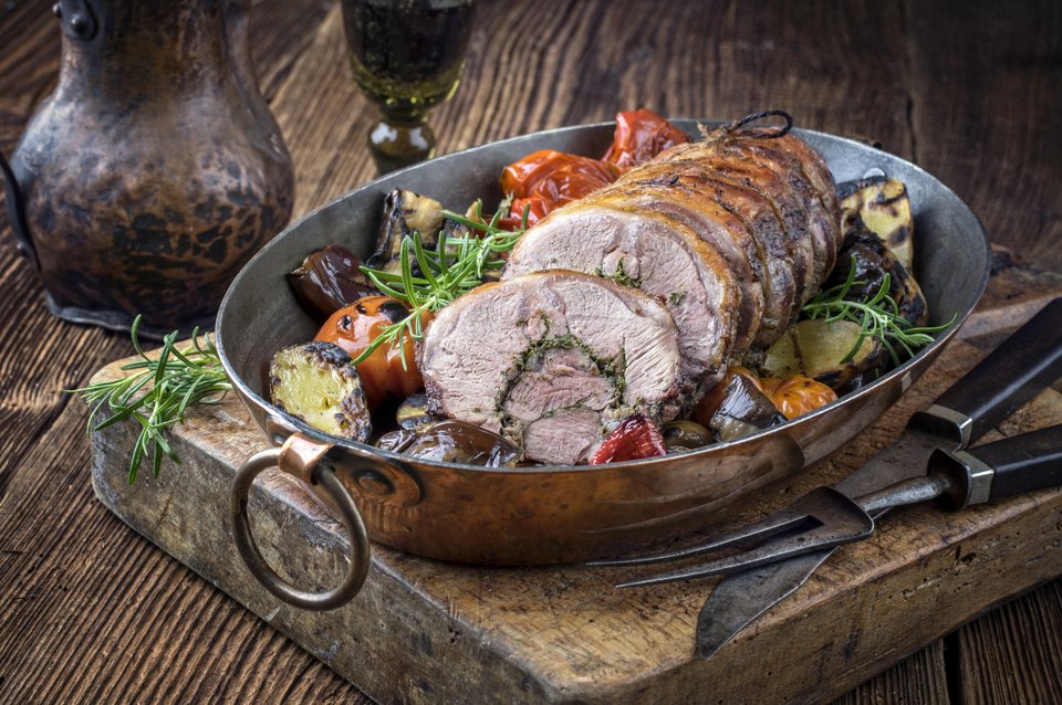 Αρνίσιο ρολό με μυρωδικά / Φωτογραφία: Shutterstock