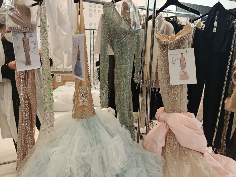 Τα εντυπωσιακά φορέματα που μας έβαζαν σε κλίμα Old Hollywood